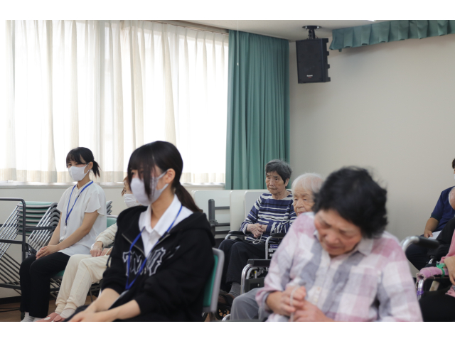 利用者の隣で読経に耳を傾けます👂