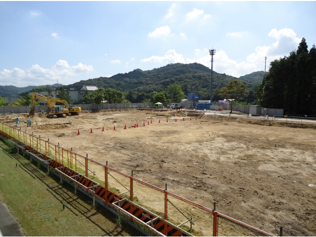 現在、多床室棟建築のための
地盤改良工事を行っております。