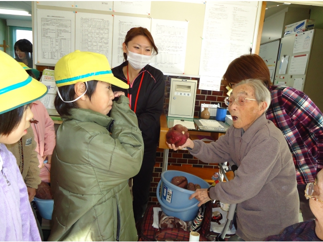 こ～んなに大きい芋作ったのかい？！