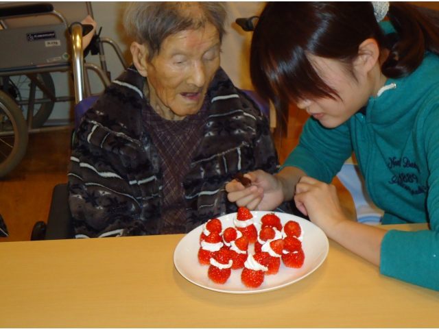 イチゴでサンタ作りました