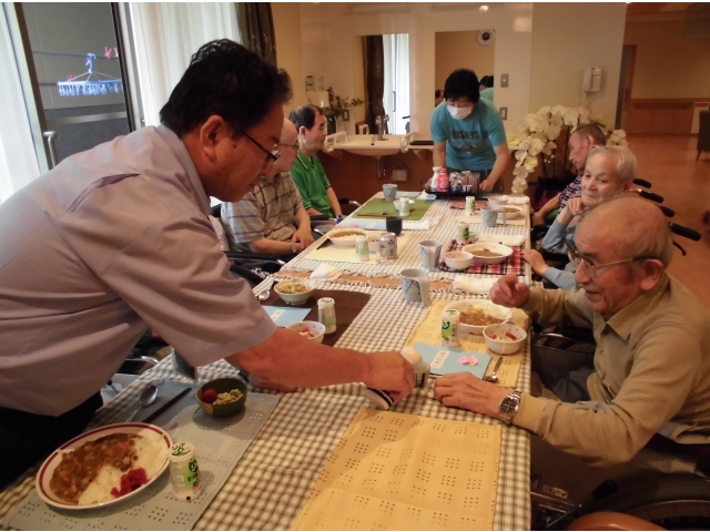 まあまあ、どうぞどうぞ。