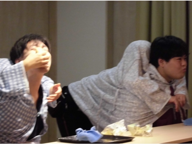 美しい顔にクリームが…