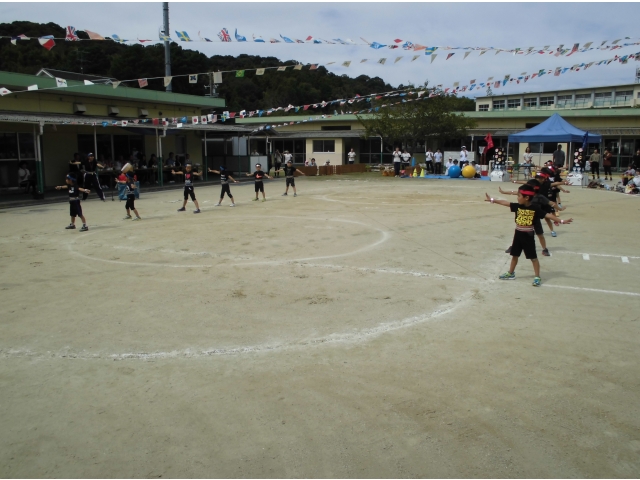 元気いっぱい踊っています