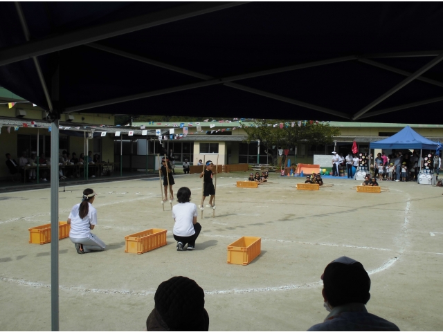 竹馬で横歩きしてます！