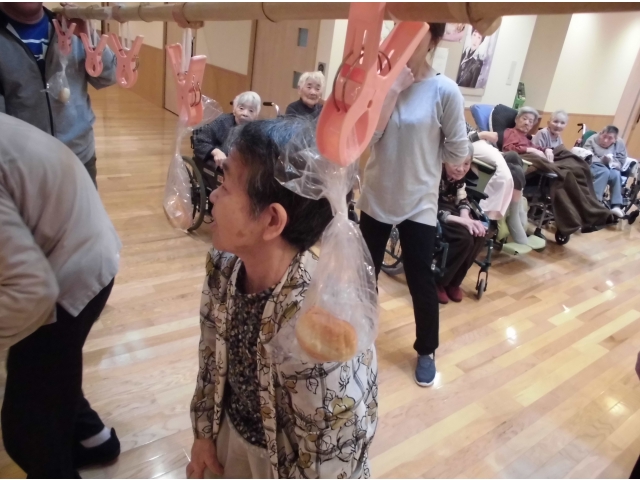 口で取ろうとしています(・・;)