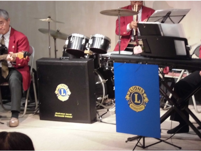 バンドの生演奏