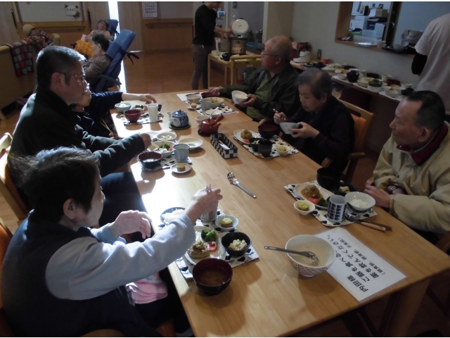 楽しそうに食事をされてます