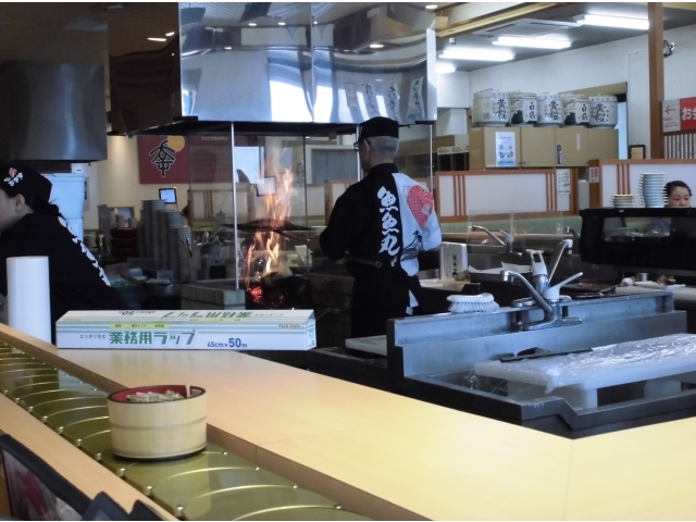 カツオをワラで焼いています