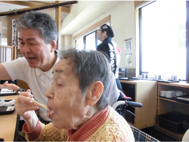 慌てずゆっくり食べて