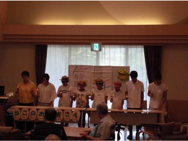 ハンドベルで演奏