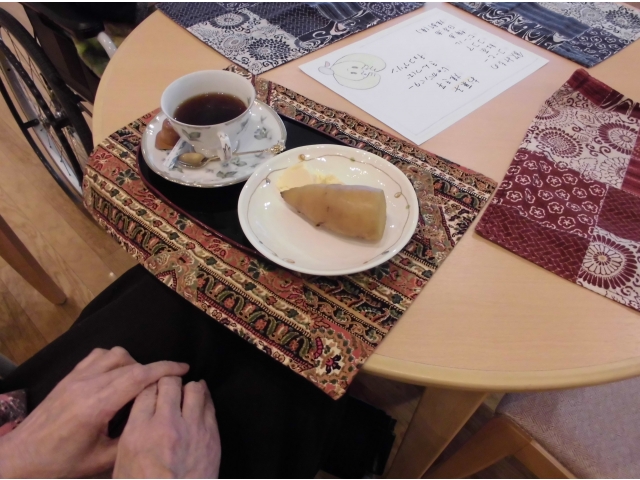焼き芋にはアイスが添えられています