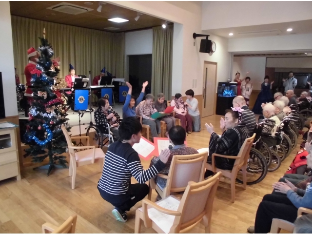 ユニットみんなで「幸せなら手を叩こう」