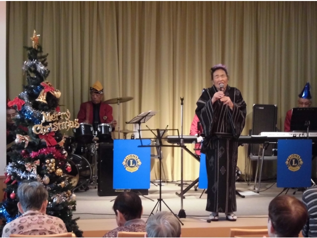 着物を着て「天城越え」
熱唱