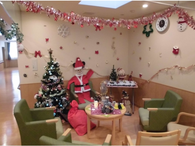 大きなツリーとサンタのお出迎え