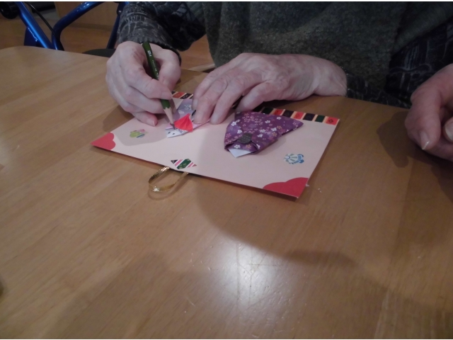 目と口を書いて…