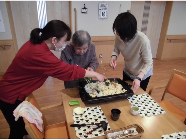 ご飯を炒めます