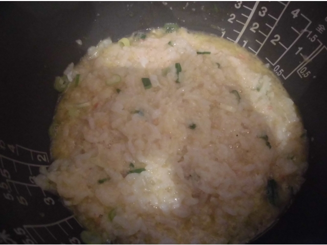 粥にチャーハンの素を混ぜます
