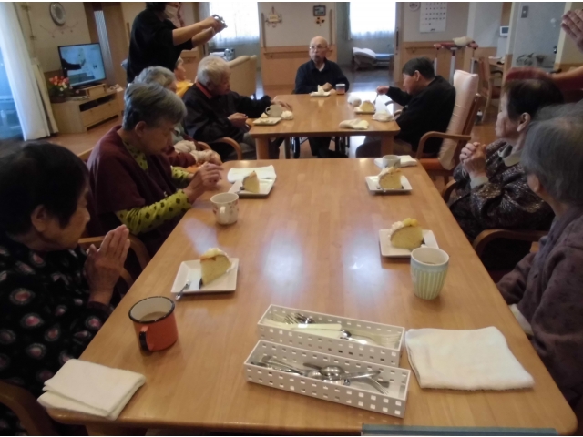 あんなにワイワイしても　食べる時は　無言…