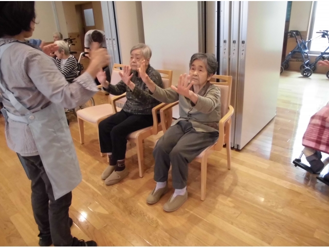 指の体操してマス