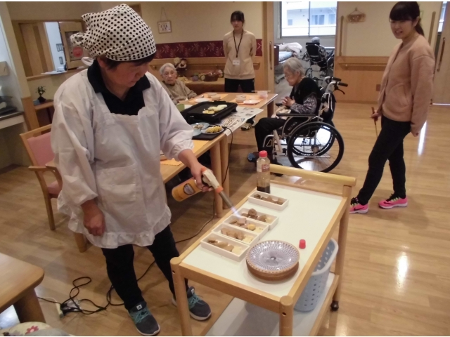 おっかさんが焼き目をつけてます