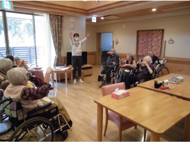 手を挙げて体操中