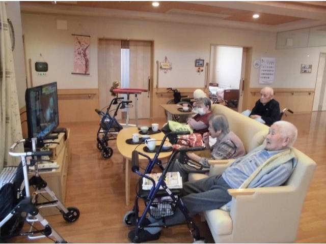 くつろいでテレビ鑑賞です。