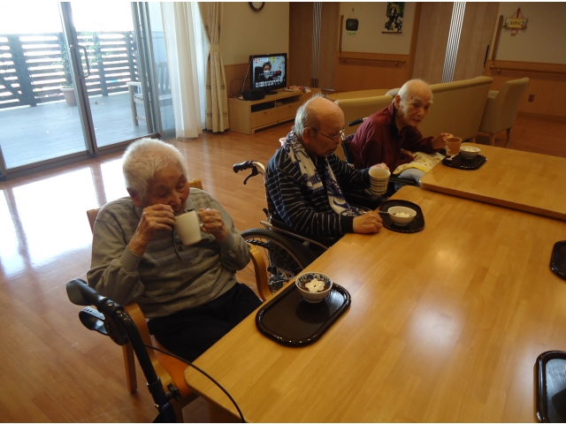 食べる時は…無言