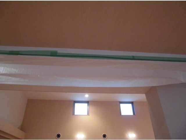 天井に養生シートを貼る