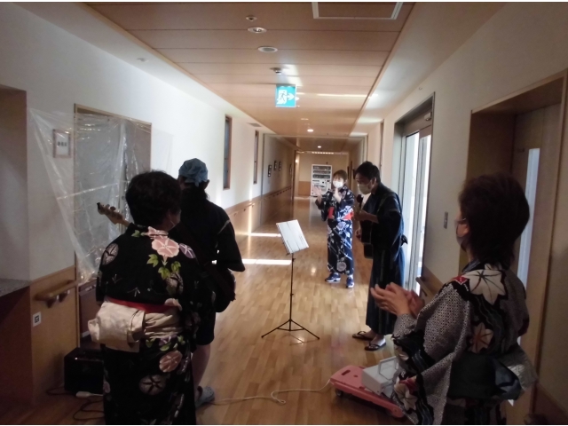 廊下で演奏してます