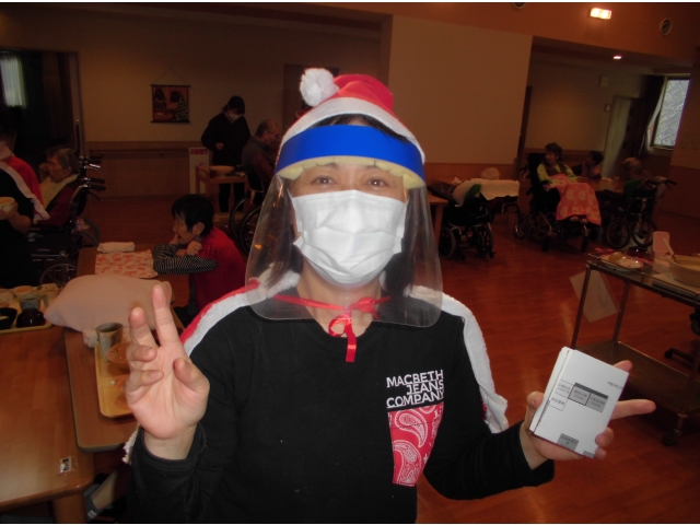 サンタもフェイスシールド！