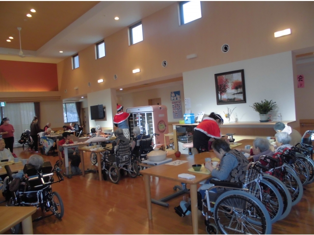 クリスマスソングが流れる中…