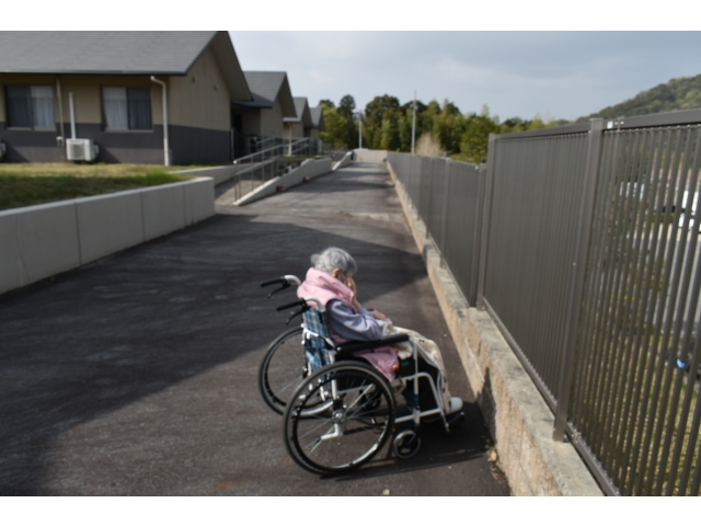 施設の敷地内から…