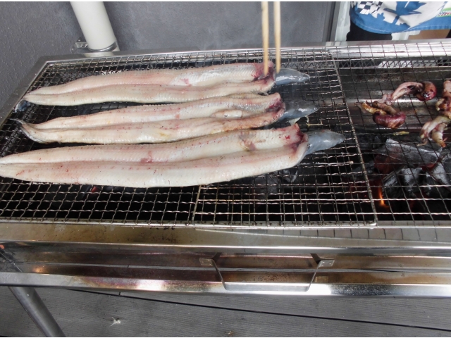 本格的に炭火焼きです