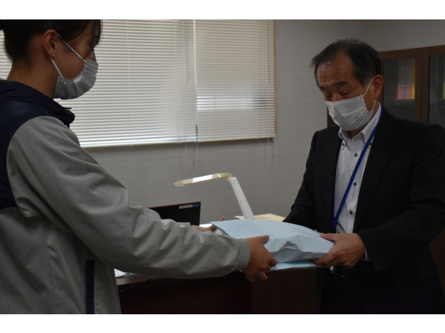 代表して苑長が受け取りました