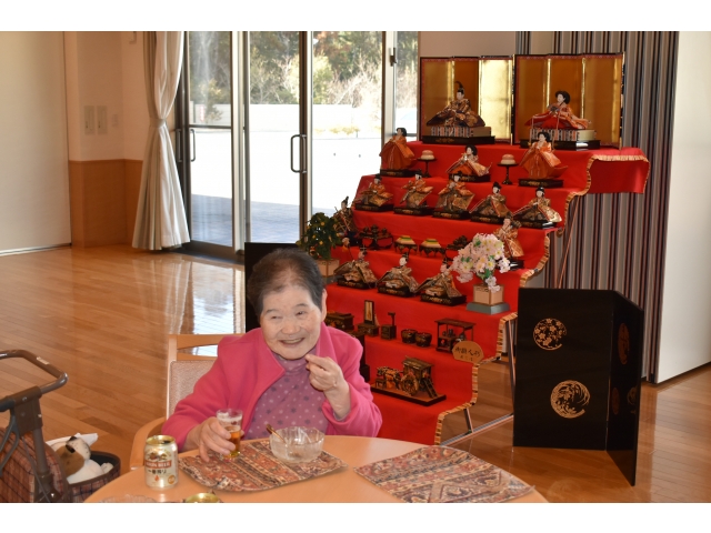 ひな人形と記念撮影