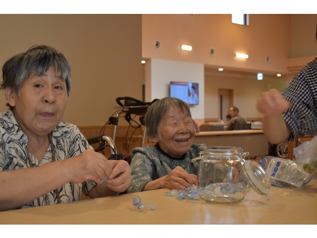 入居者の皆様と瓶詰