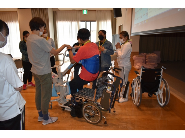 介護ロボット　スカイリフト体験