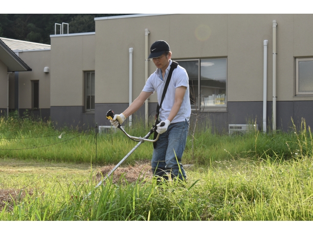 草刈り機初心者　頑張ってます