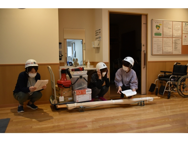 地震発生その場に座って揺れが収まるの待ってください