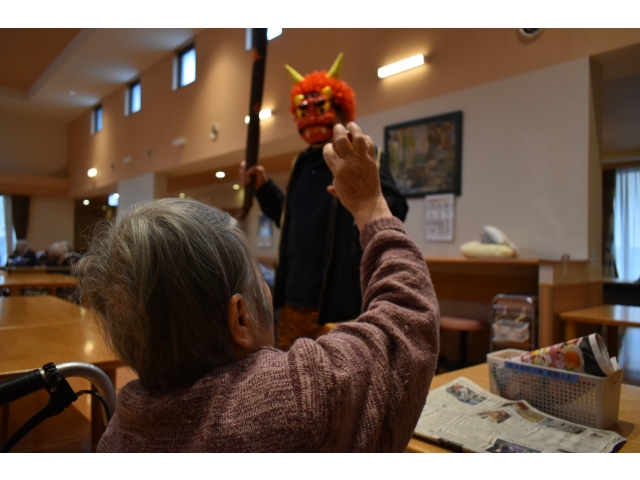 勢いよくぶつけています