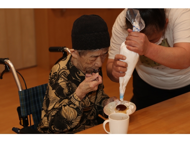 こちらはプリンに生クリームをたっぷり絞ってもらってます∑(ﾟωﾟﾉ)ノ !!!