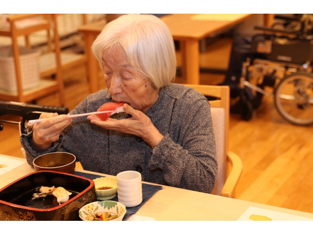 大きなお寿司をパクリﾓｸﾞ(๑´ㅂ`๑)ﾓｸﾞ