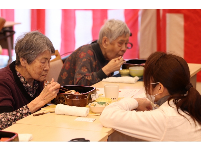 お寿司どう？美味しい(｡´-ω･)?私も食べたいなぁ(・ε・`*) ...