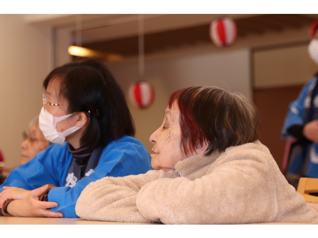 聞き入っています♪