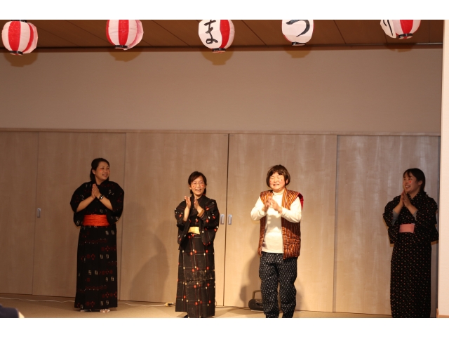 利用者さんのカラオケ大会の後は職員による出し物( 'ω' و( و