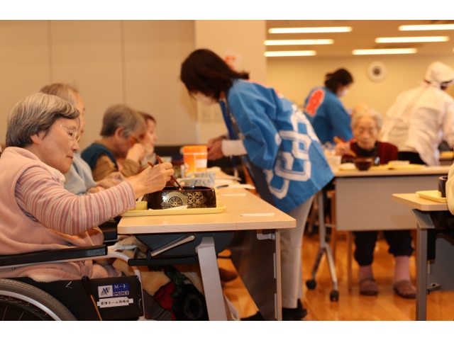 皆さん夢中で食べてますﾓｸﾞ(๑´ㅂ`๑)ﾓｸﾞおかわりもたくさんしていつもより食べましたね～Σ(OωO )