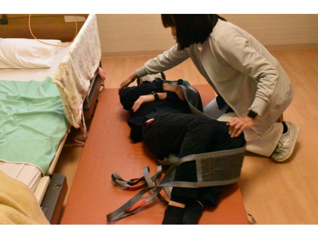 寝てしまっている利用者さんに器具を装着する所から