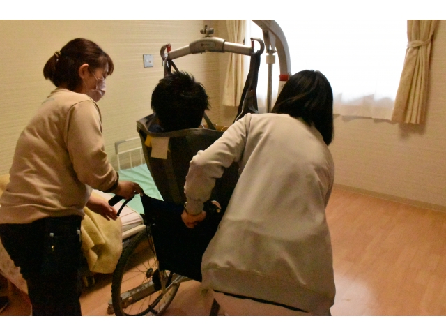 後ろに車椅子をセット