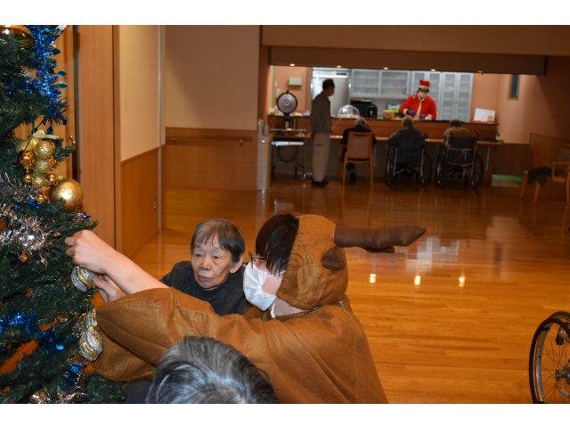 トナカイと飾りつけの奥にサンタっぽい🎅人発見(☆∀☆)ｷﾗｰﾝ!!