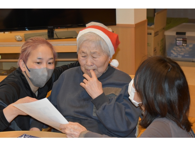 帽子をかぶってサンタ気分(*´∀`)ｱﾊﾊﾝ♪